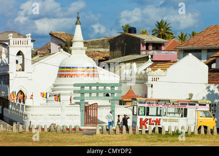 Shri Sudarmalaya Templo Budista dentro del antiguo fuerte Holandés