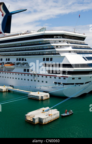 Ganar control claramente moco La popa de un barco de crucero de Carnival en el puerto de San Juan, Puerto  Rico en un hermoso día de primavera y 2 empleados portuarios en un barco de  trabajo