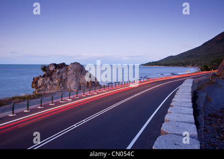 Alquiler de estelas de luz sobre la carretera costera. La autopista Captain Cook, entre Port Douglas y Cairns, Queensland, Australia