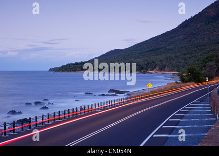Alquiler de estelas de luz sobre la carretera costera. La autopista Captain Cook, entre Port Douglas y Cairns, Queensland, Australia