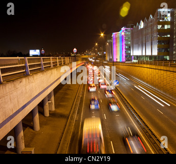 El tráfico en carretera en escena urbana por la noche, Londres, Inglaterra