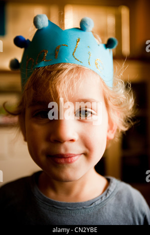 Niño usando corona de papel Foto de stock