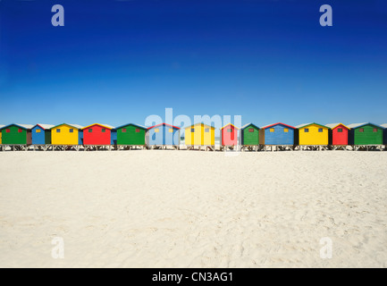 Coloridas casetas de playa en la playa