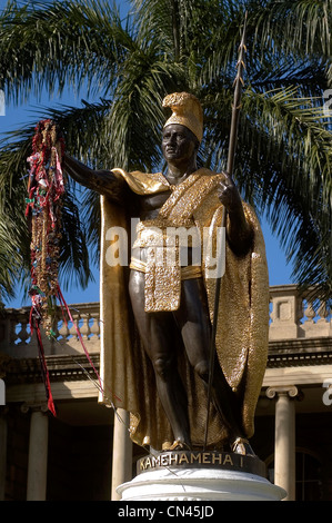 Elk284-1173v Hawaii, Oahu, Honolulu, Ali' iolani Hale, 1874, con la estatua del rey Kamehameha I con lei ofertas Foto de stock