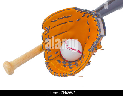 Una pelota de béisbol dentro de un guante de béisbol con bat sobre fondo blanco. Foto de stock