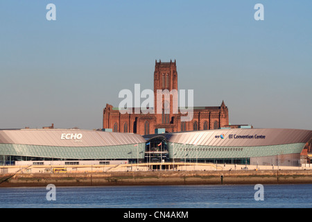 Inglaterra Merseyside, Liverpool Echo Arena y BT Convention Center & catedral anglicana Foto de stock