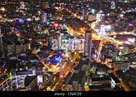 Vista aérea de la ciudad de Ho Chi Minh, el Distrito 1 por la noche con el mercado Ben Thanh, Vietnam