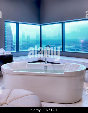 El baño de la suite Extreme WOW en el W Hotel de Austin Foto de stock