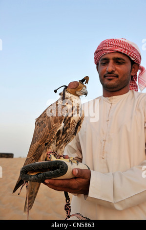 Los Emiratos Árabes Unidos, Dubái, Aguila de caza y su instructor  Fotografía de stock - Alamy