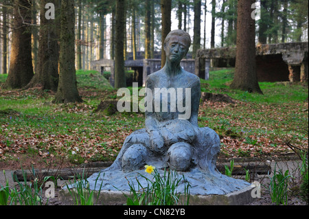 Segunda Guerra Mundial monumento mostrando madre de luto en el alemán de la segunda guerra mundial V1 lanzamiento sitio en Ardouval / Val Ygot, Normandía, Francia