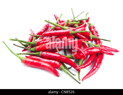Pimientos chili rojo aislado sobre fondo blanco.