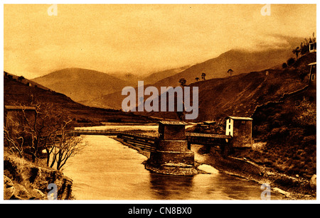 Publicado por primera vez en 1914 Angdu Pho Dong Bhután Puente Río stronghold Foto de stock
