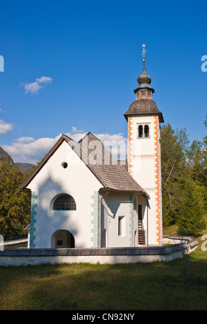 Eslovenia, Región Goriska, Bovec, el Parque Nacional de Triglav, iglesia en las orillas del lago de Bohinj Foto de stock