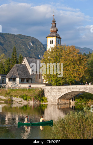 Eslovenia, Región Goriska, Bovec, el Parque Nacional de Triglav, iglesia de San Juan Bautista, a orillas del lago de Bohinj Foto de stock
