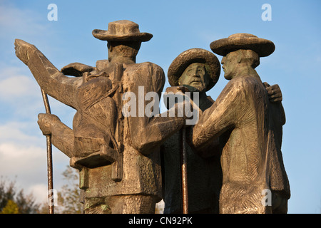 Eslovenia, Región Goriska, Bovec, el Parque Nacional de Triglav, la estatua de los cuatro hombres que, en 25/08/1778, escaló el Monte Foto de stock