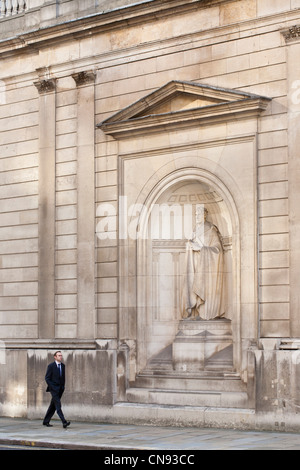 Reino Unido, Londres, Ciudad del Banco de Inglaterra, una estatua que representa el arquitecto británico Sir John Soane (1753 1837), que erigió Foto de stock