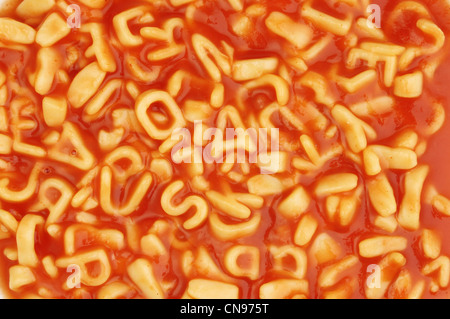 Alfabeto espaguetis con salsa de tomate, como un fondo o textura