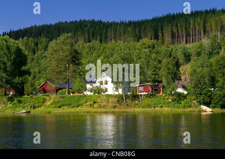 Suecia, zona central, Varmland County, madera de balsa barco en el camino hacia Río Klaralven entre la aldea de Stollet y Foto de stock