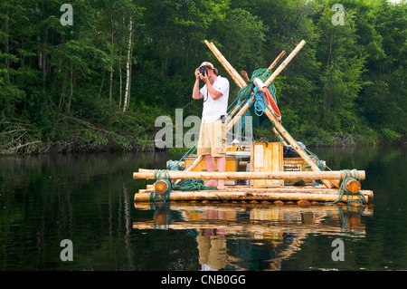 Suecia, zona central, Varmland County, madera de balsa barco en el camino hacia Río Klaralven entre la aldea de Stollet y Foto de stock