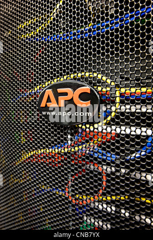 Logotipo de APC en rack de servidores Foto de stock