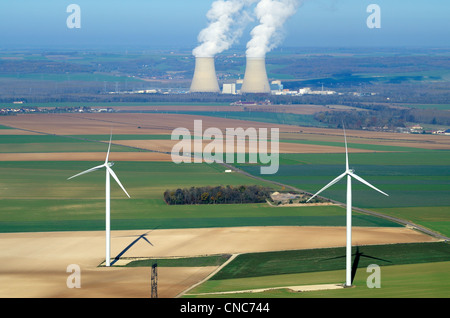 Francia, Aube, en Nogent-sur-Seine, la planta de energía nuclear de Nogent-sur-Seine es el más cercano a París, con turbinas eólicas (antena Foto de stock
