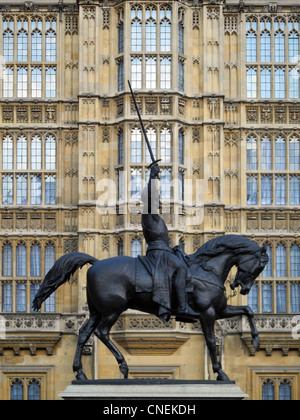 Estatua de Ricardo Corazón de León en frente de las Casas del Parlamento de Londres, Inglaterra