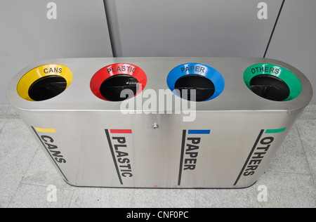 Contenedores de reciclaje de cuatro colores Fotografía de stock - Alamy