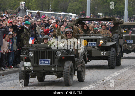 Los soldados estadounidenses en Jeep Willys MB. Re-promulgación desfile militar en Praga, República Checa. Foto de stock