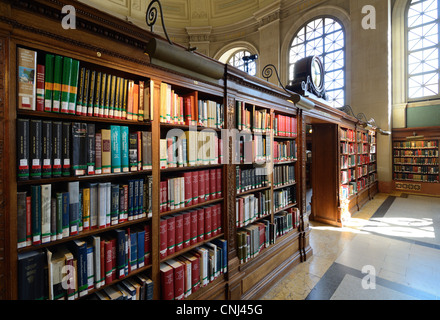 Libros en el hall principal de la Biblioteca Pública de Boston en el barrio de Back Bay de Boston, Massachusetts, Estados Unidos. Foto de stock