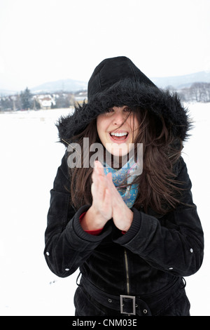 Mujer vistiendo la nieve Fotografía de Alamy