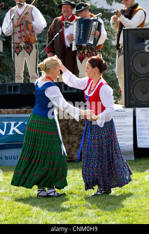Los montañeses polacos bailarines de danza folklórica y músicos en la final del Festival de ovejas en Hailey, Idaho, USA. Foto de stock