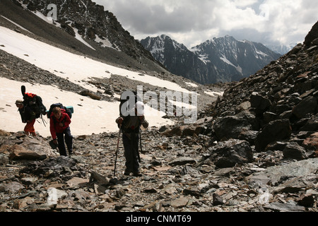 Senderistas subir a la montaña Telety Pass (3,759 m) en la cordillera Terskey Ala-Too de Tian Shan, en Kirguistán.