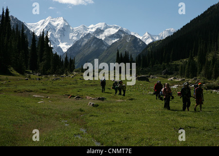 Los Trekkers treks en el Terskey Ala-Too Jeti-Oguz valle en la cordillera de Tian Shan, en Kirguistán.