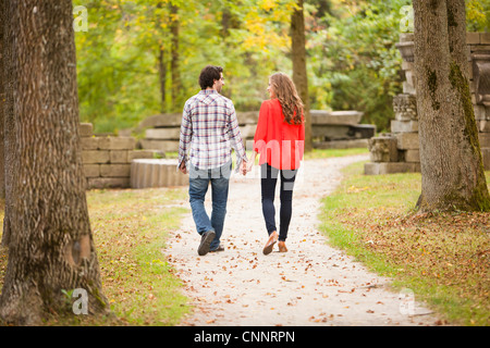 Backview de pareja joven caminando a través del parque en otoño, Ontario, Canadá Foto de stock
