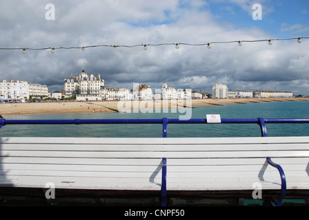 Vista desde el embarcadero Eastbourne Reino Unido Foto de stock