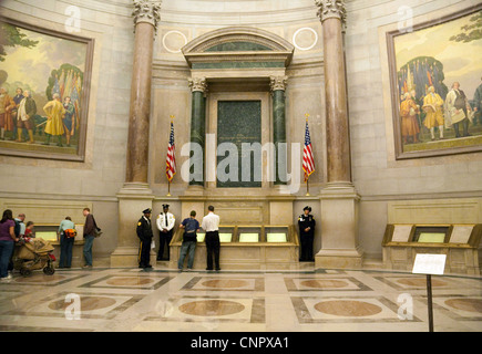 Los turistas la visualización de documentos y el arte en la Rotunda, de los Archivos Nacionales de Washington DC, EE.UU.