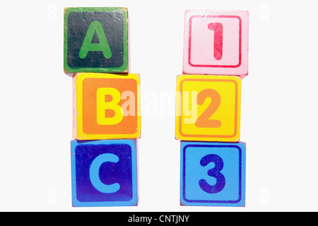 Letra y el número de bloques de juguete contra un fondo blanco ese hechizo abc 123 con trazado de recorte Foto de stock