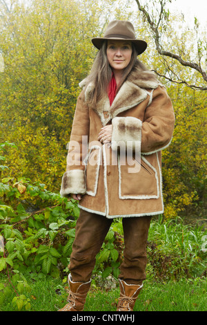 Mujer de edad vistiendo abrigo forrado de pieles Fotografía de - Alamy