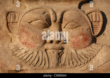 Antigua deidad egipcia Bes. Socorro ptolemaico en el templo de Hathor en Dendera, Egipto. Foto de stock