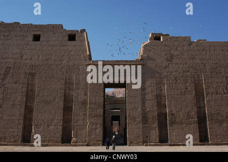 Medinet Habu. Templo mortuorio de Ramsés III en la necrópolis tebana, cerca de Luxor, en Egipto. Foto de stock
