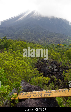 Señal de advertencia fumar cerca del Volcán Arenal, Costa Rica, Centroamérica Foto de stock
