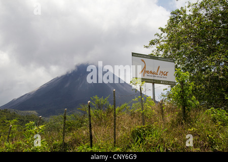 Fumar Volcán Arenal con information board, Costa Rica, Centroamérica Foto de stock