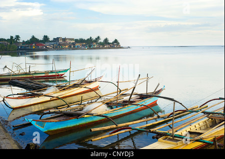 El paisaje tropical con las tradicionales barcas de pescadores de Filipinas y de la aldea. Donsol, Filipinas