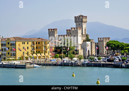 Vista desde el Lago de Garda a Sirmione y Castillo Scaliger , Italia, el Lago de Garda, Lombardía, Sirmione Foto de stock