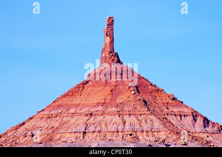 Al norte del desierto De Seis Tiradores torre de piedra arenisca con un fondo de cielo azul Foto de stock