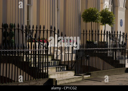 Neo-clásica columnas y puertas de hierro de una de las casas de Chester Terraza, Regent's Park, Camden, London, NW1, Inglaterra Foto de stock