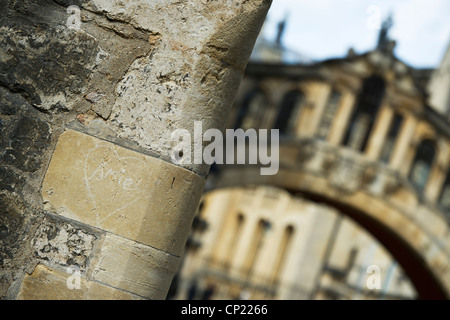 Corazón de tiza en la pared enfrente de puente de puente de los suspiros, Puente Hertford, Oxford, Oxford, Inglaterra Foto de stock