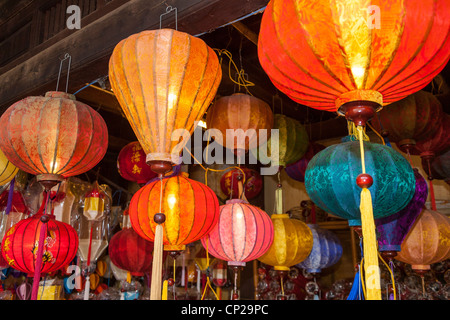 Coloridos faroles para la venta en una tienda, Hoi An, en la provincia de Quang Nam, Vietnam Foto de stock