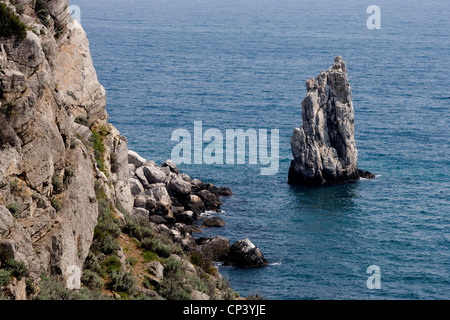 Ucrania - la Crimea - Alupka, cerca de Yalta. Cabo Ai-Todor negro sobre el acantilado Aurora Foto de stock