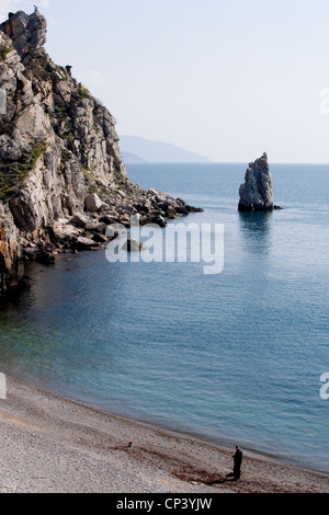Ucrania - la Crimea - Alupka, cerca de Yalta. Cabo Ai-Todor negro sobre el acantilado Aurora Foto de stock